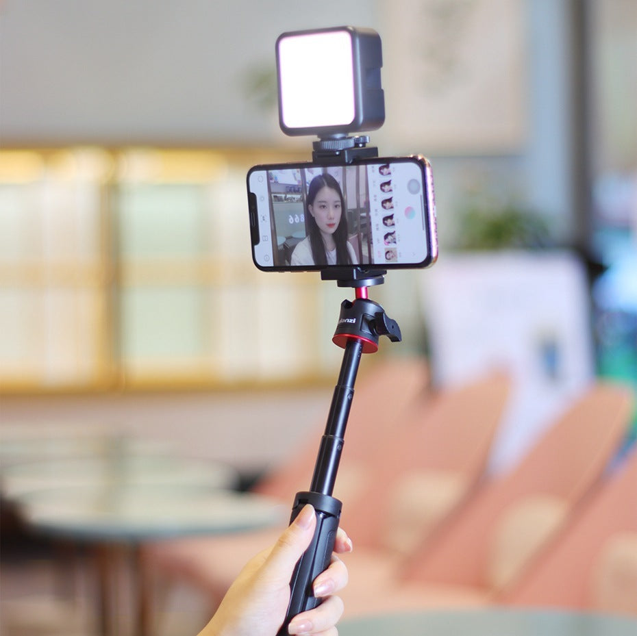 0Mobile Vlog Selfie StickProduct information:
 
 Type: vlog bracket set
 
 Model: Combo 8
 
 Weight: 514g
 
 Size: 15*18*9cm


 


 Packing list：

phone stand X1Mobile Phone Vlog